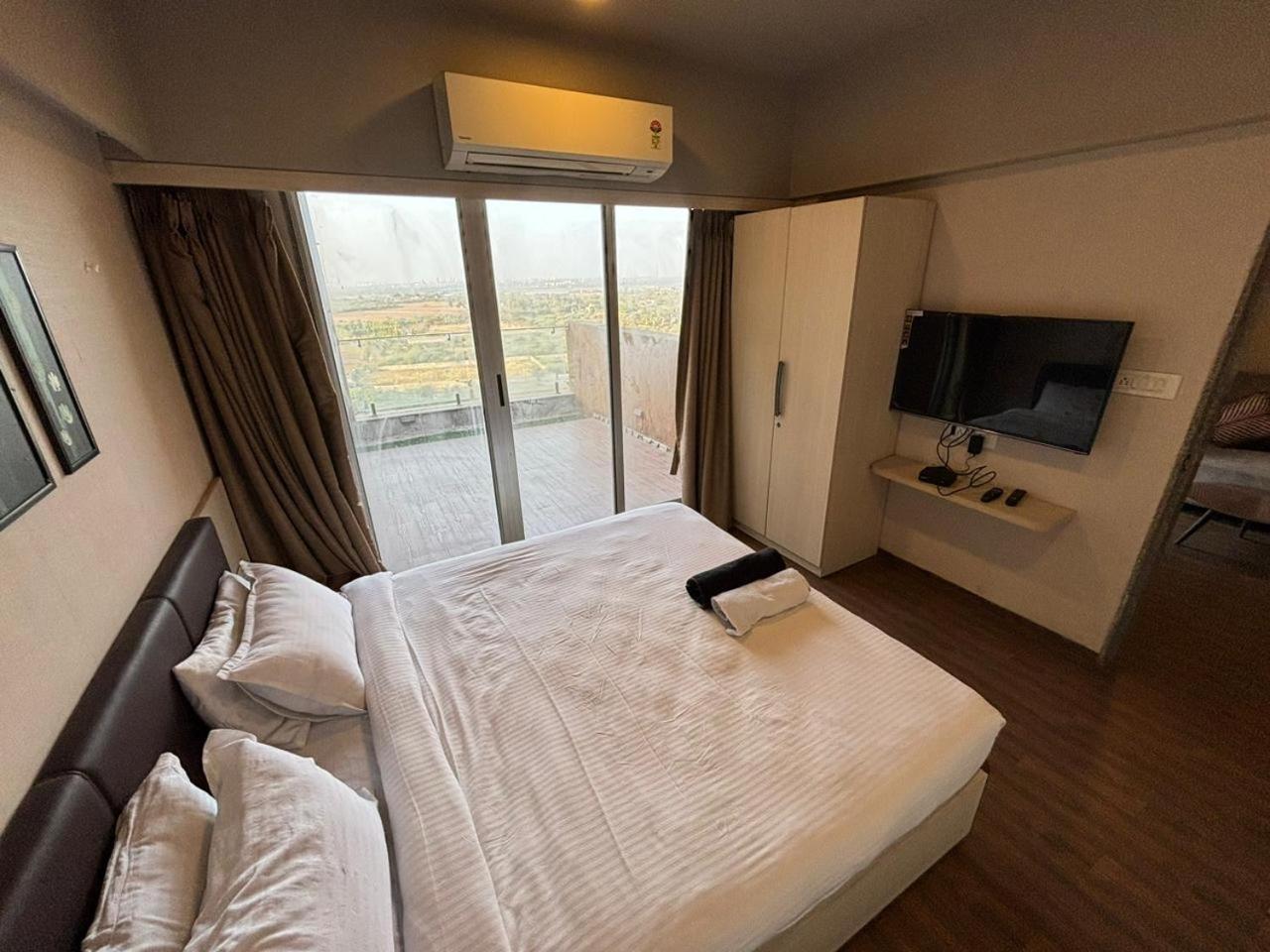 Weekend Address By Honest Homes Surat Exterior foto