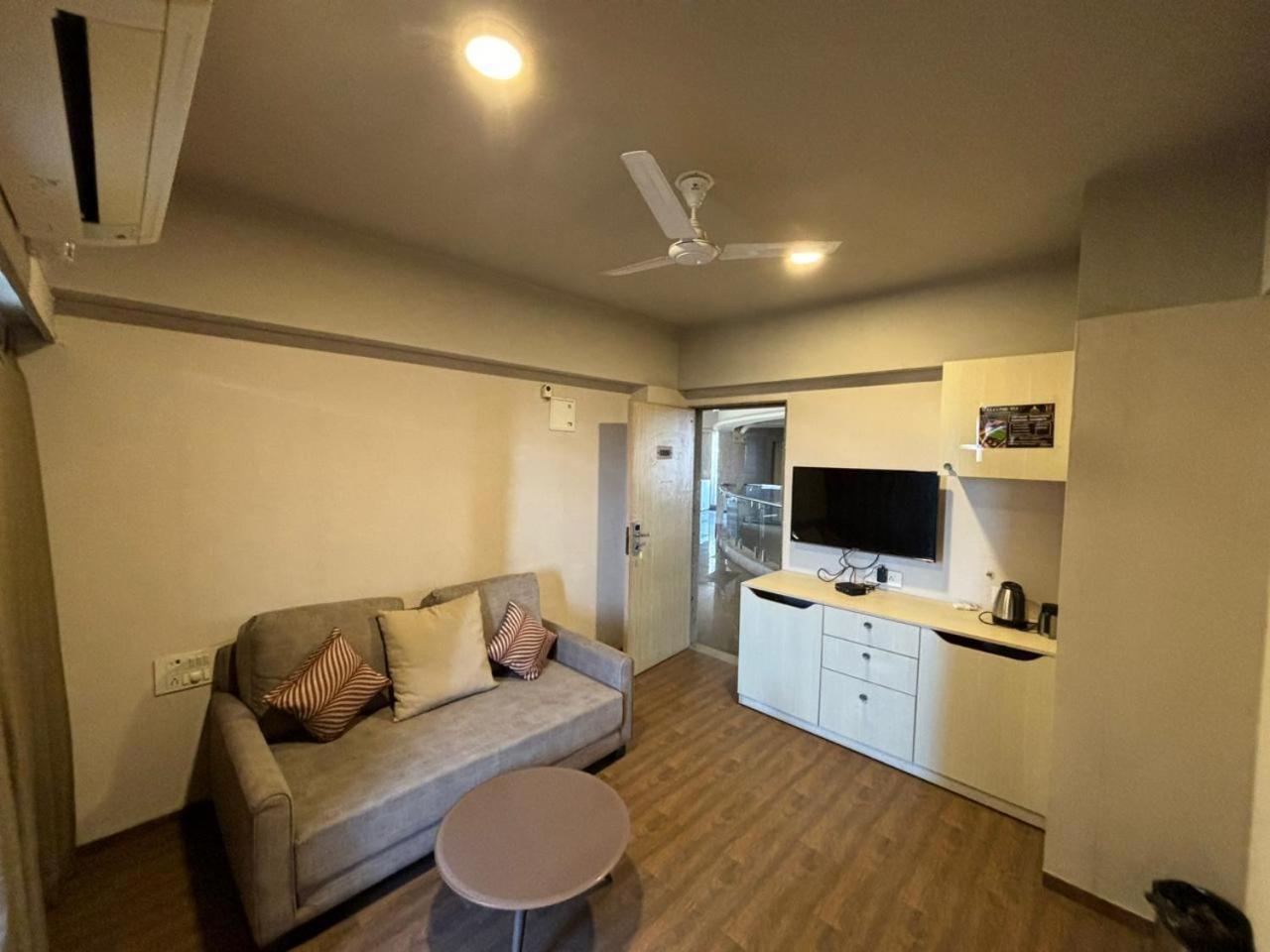 Weekend Address By Honest Homes Surat Exterior foto